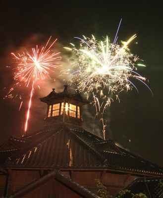 博物館 明治村 宵の明治村「花火競演」(純系名古屋コーチン酔人イベント情報)